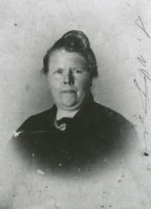 876095 Portret van Marie Gijssen-Scharenburg ('mooie Marie' of 'Marie Schellevis', 1883-1963), die woont op de ...